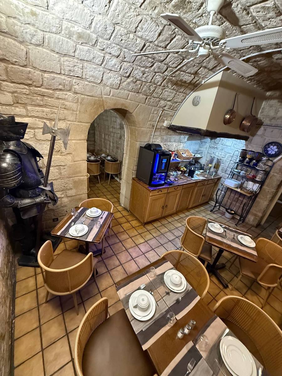 Salle du petit-déjeuner en cave voûtée, New Hôtel