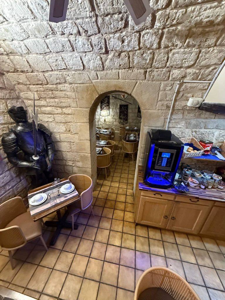 Salle du petit-déjeuner en cave voûtée, New Hôtel